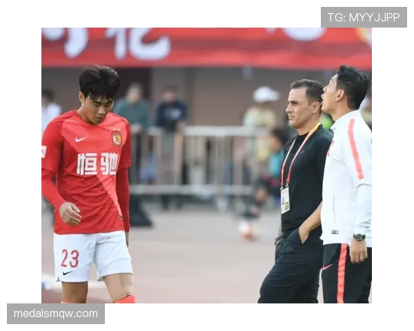 卡纳瓦罗长传提速撕防线，主导出球胜过新援